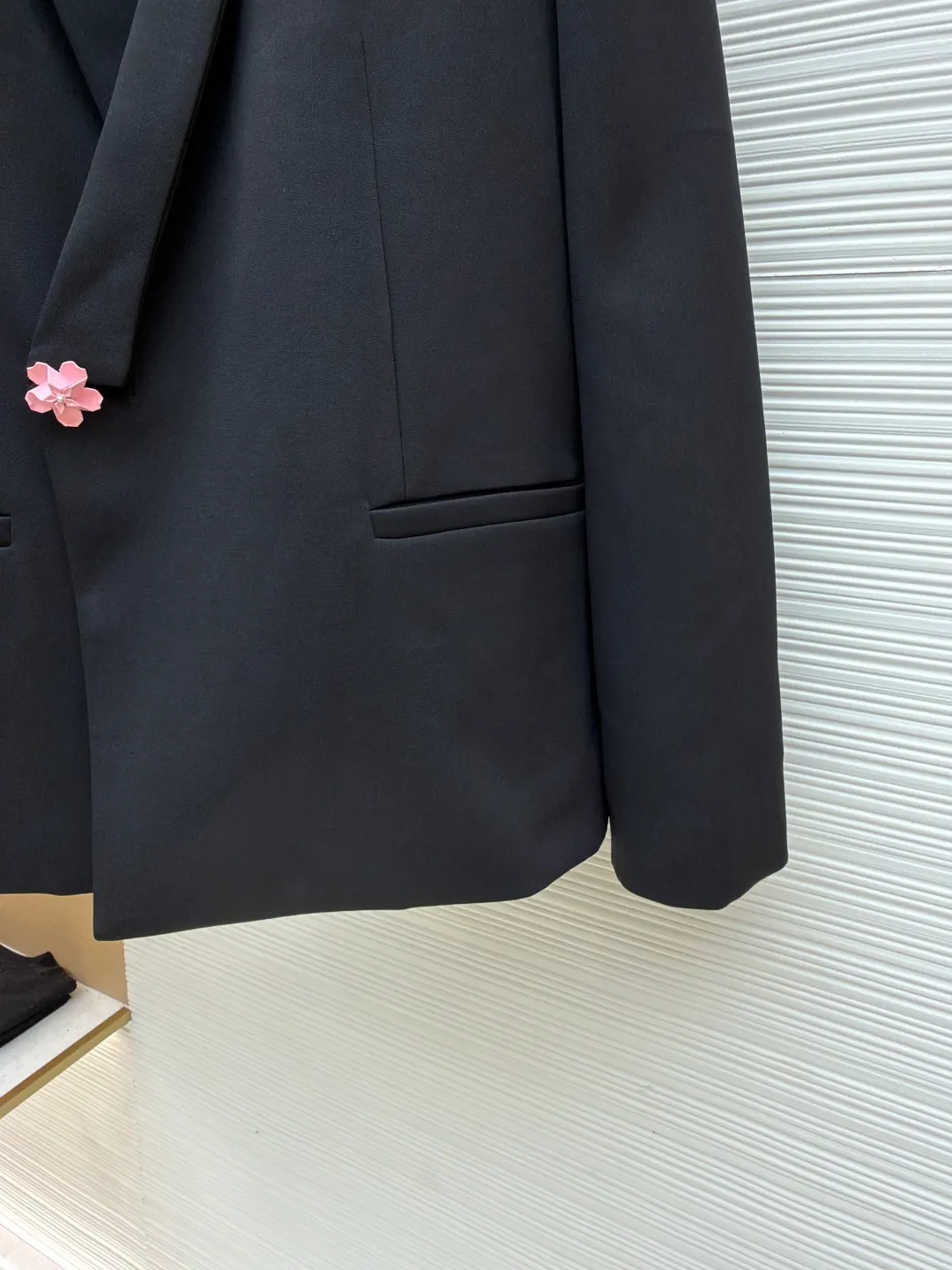 LOUIS VUITTON pink flower suit ●Original version: 25,000 purchased and developed ●Item number: 1681732-B80 ●Fabric: cotton fabric ●Technology: made on positioning cutting machine ●Color: black ●Version: fitted version ●Weight: about 1165 grams ●Size: 46-48-50-52 ●Description: The fabric is made of the same ultra-high-count imported worsted wool blended nylon material as the original version. There is no color difference between the color and texture of the original version, presenting a high-end visual texture and comfortable touch. All auxiliary materials and hardware are custom-made from molds, which is extremely difficult and costly, just to ensure absolute restoration from the inside to the outside. The special-shaped tailoring of the neckline is restored with ingenuity, and the shoulder pads have been adjusted many times to perfect the original straight shoulder shape. 2,500 specially-made small back collar logos are used for high-density embroidery on the same fabric base. The Feidong logo is clear and delicate, highlighting the identity. The overall wiring is straight and delicate, the fabric is comfortable and soft, and the color is consistent without color difference. It can be matched with the same style to create a fashionable look and control various occasions. Customized accessories, complete with three standards, same style for men and women!